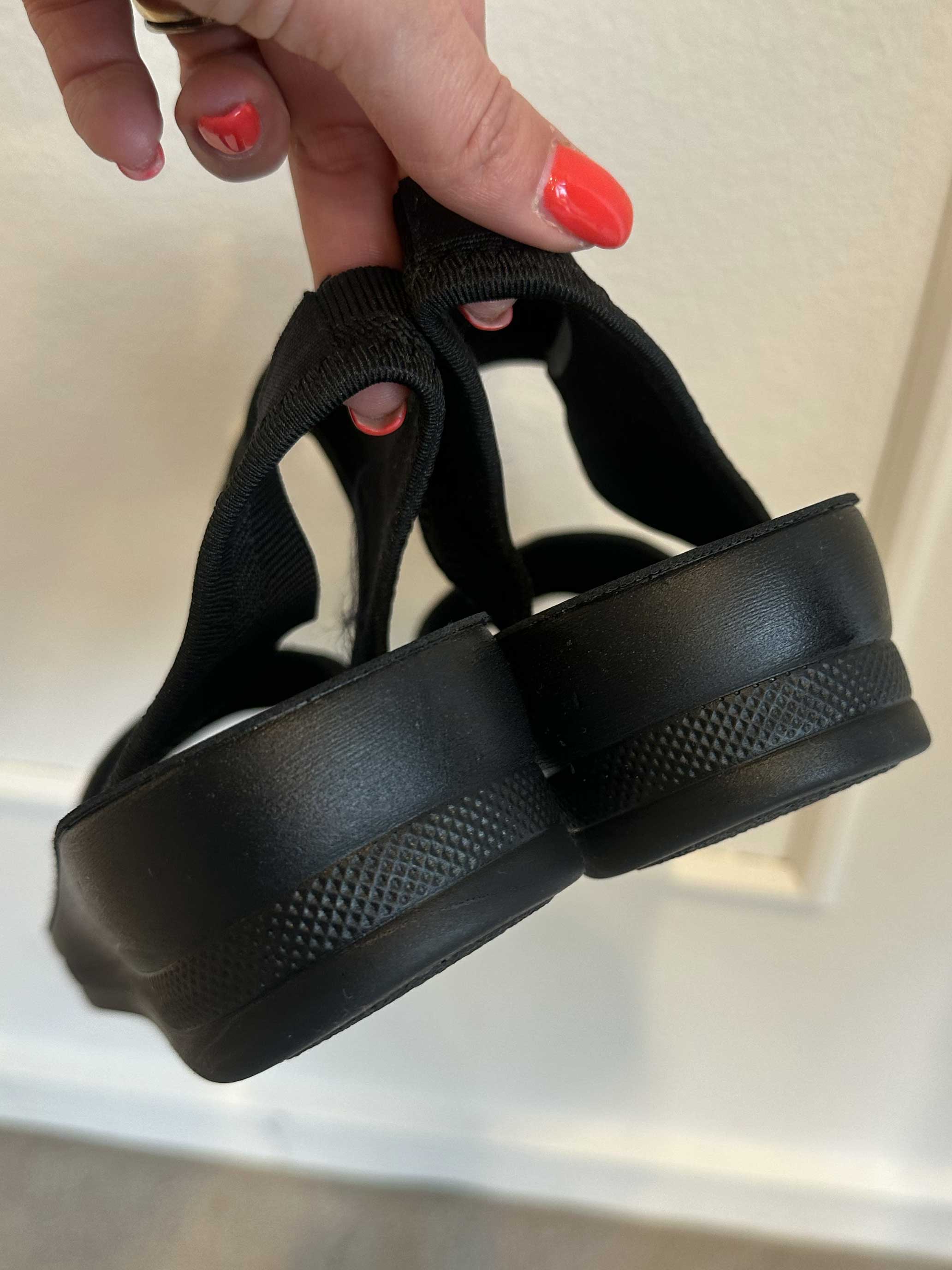 Jolina - Bløde sandaler med lille hæl og stræk i remmen